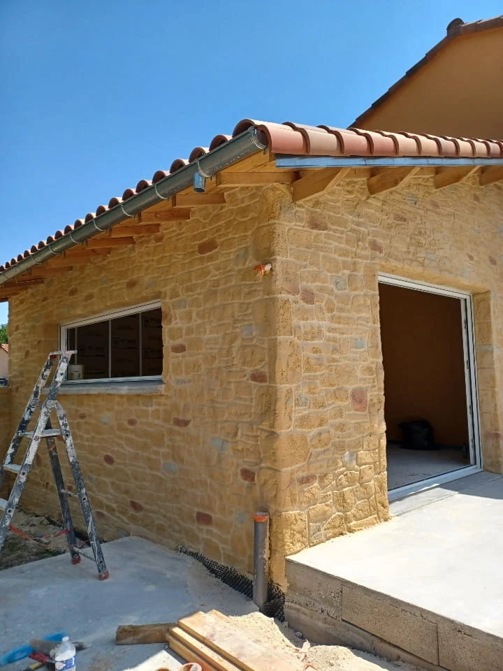 ravalement de facade garage finition vieille pierre